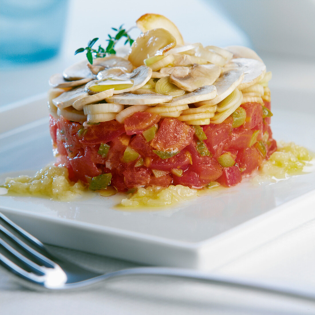 Tomatentatar mit grünen Oliven und Champignons