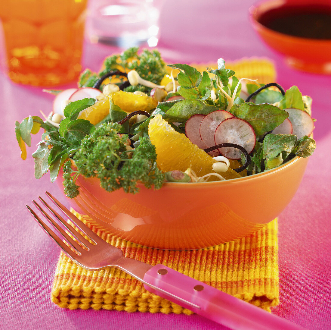 Frühlingssalat mit Algen, Radieschen und Orangen
