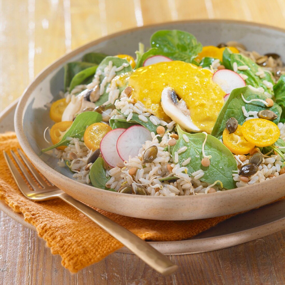 Reissalat mit Radieschen, Kumquats und Currysauce