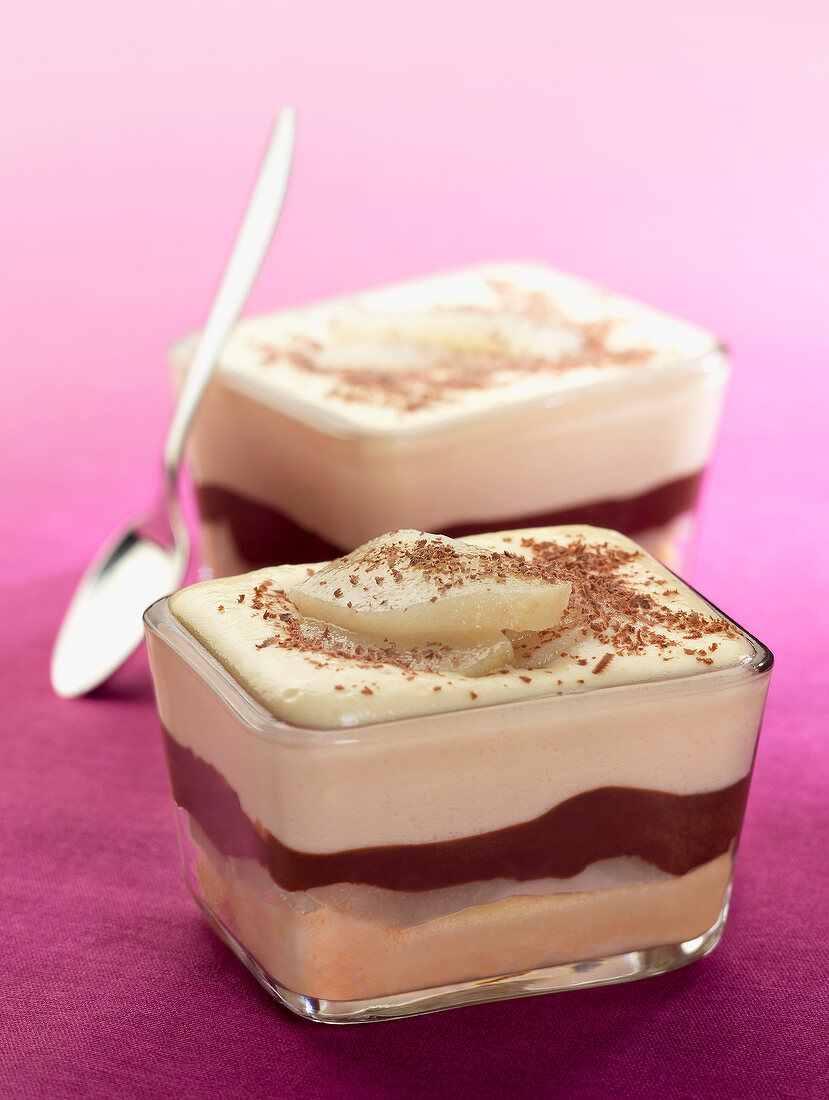 Schichtdessert mit Mascarpone, Schokolade und Birne