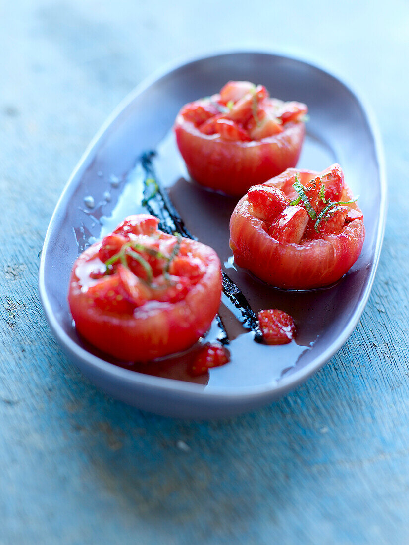 Gefüllte Tomaten mit Erdbeeren, Limonensaft und Vanille