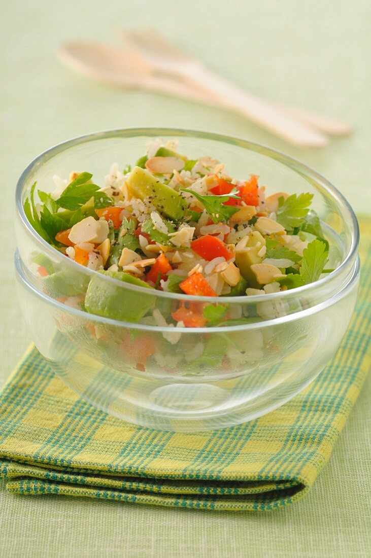 Basmatireissalat mit Avocado, Paprika und Mandeln