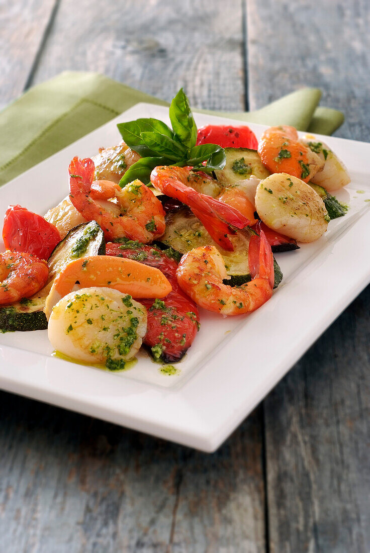 Pan-fried scallops and gambas with vegetables