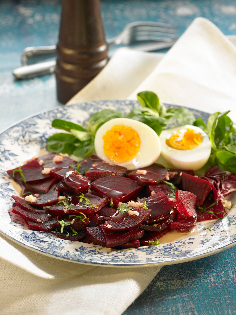 Rote-Bete-Salat mit hartgekochtem Ei