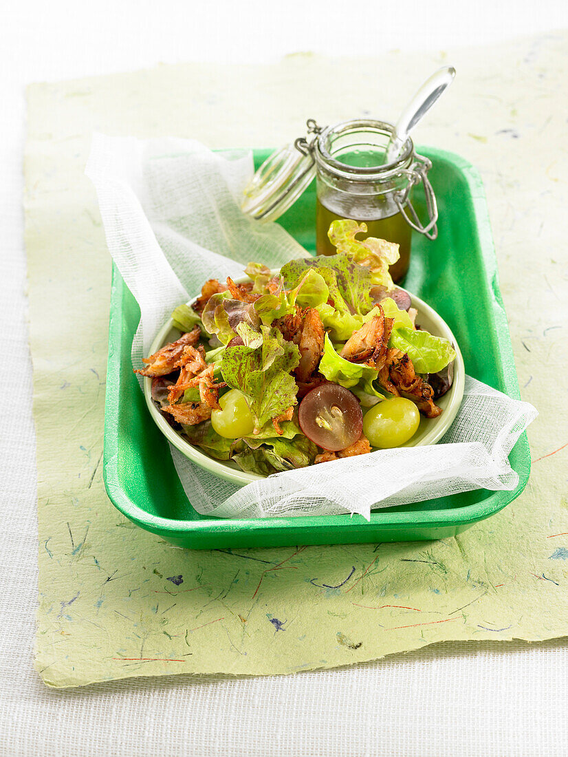 Blattsalat mit Trauben und Tandoori-Hähnchen