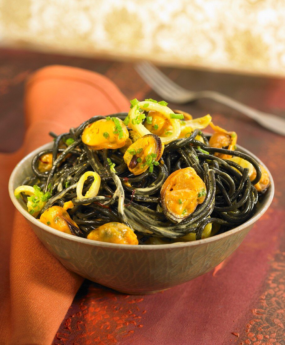 Squid ink spaghettis with mussels and saffron