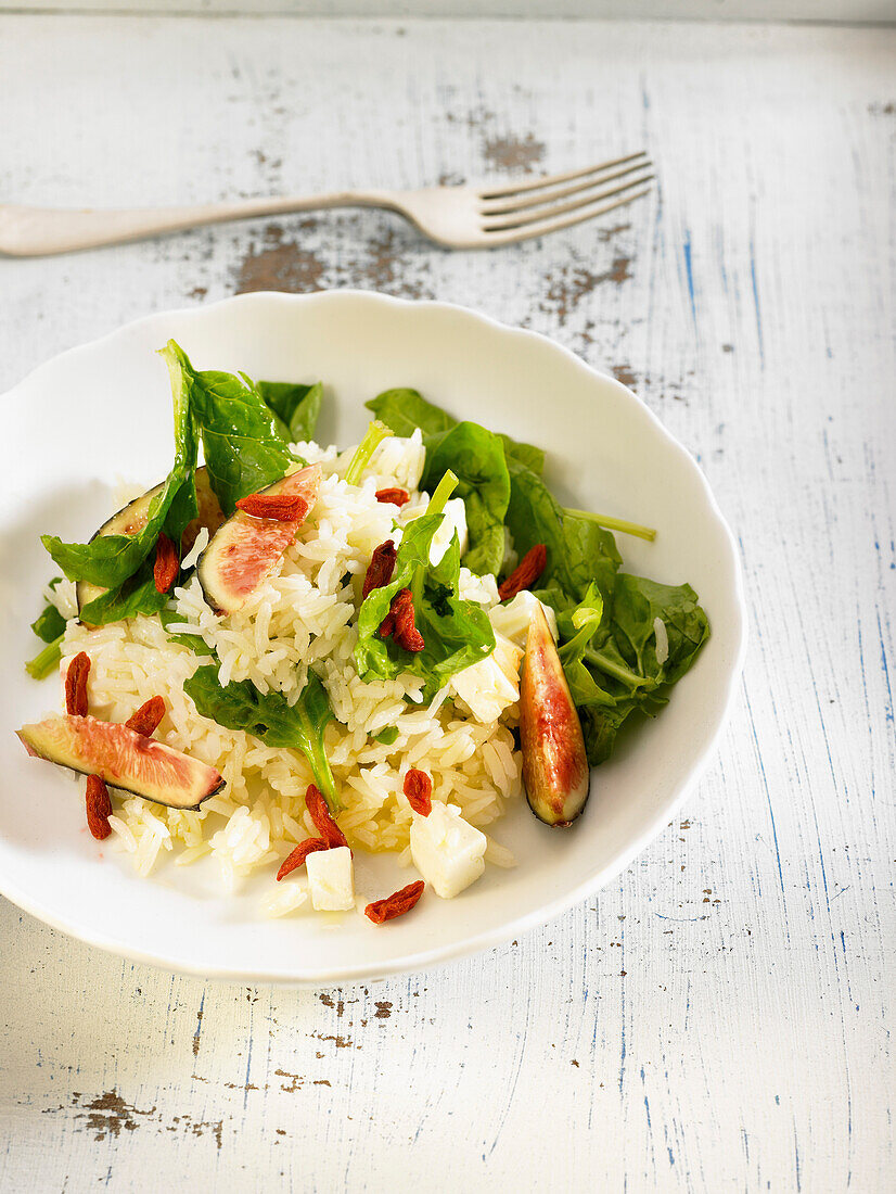 Reissalat mit Feigen, Feta und Gojibeeren (vegetarisch)