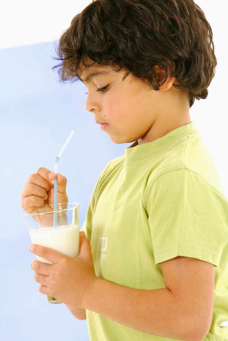 Junge trinkt ein Glas Milch