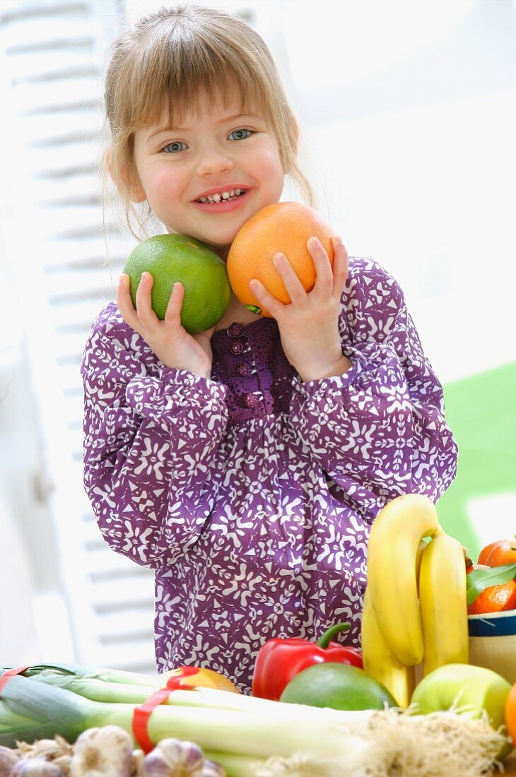 Kleines Mädchen hält Obst