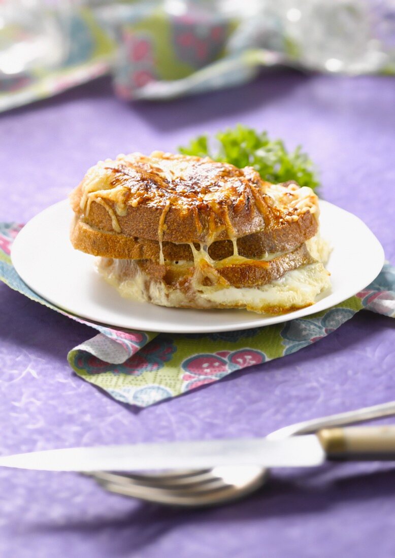 Armer Ritter nach Art eines überbackenen Croque-Monsieur