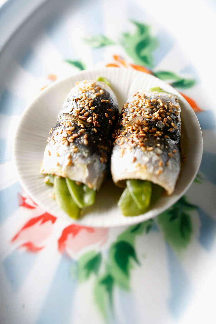 Dampfgegarte Sardinenröllchen mit Zuckerschotenfüllung