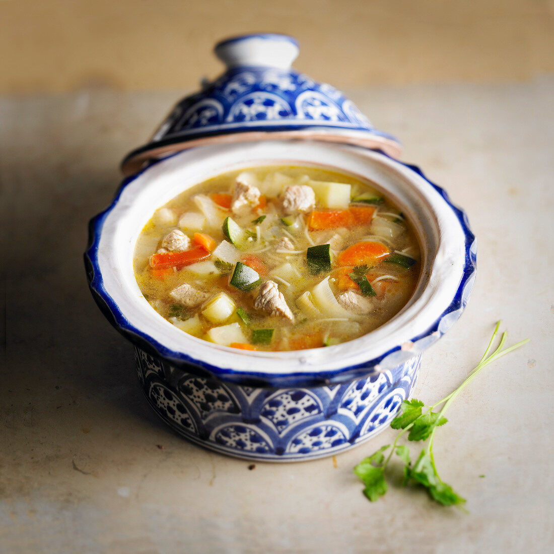 Chorba-Suppe mit Gemüse und Fleisch