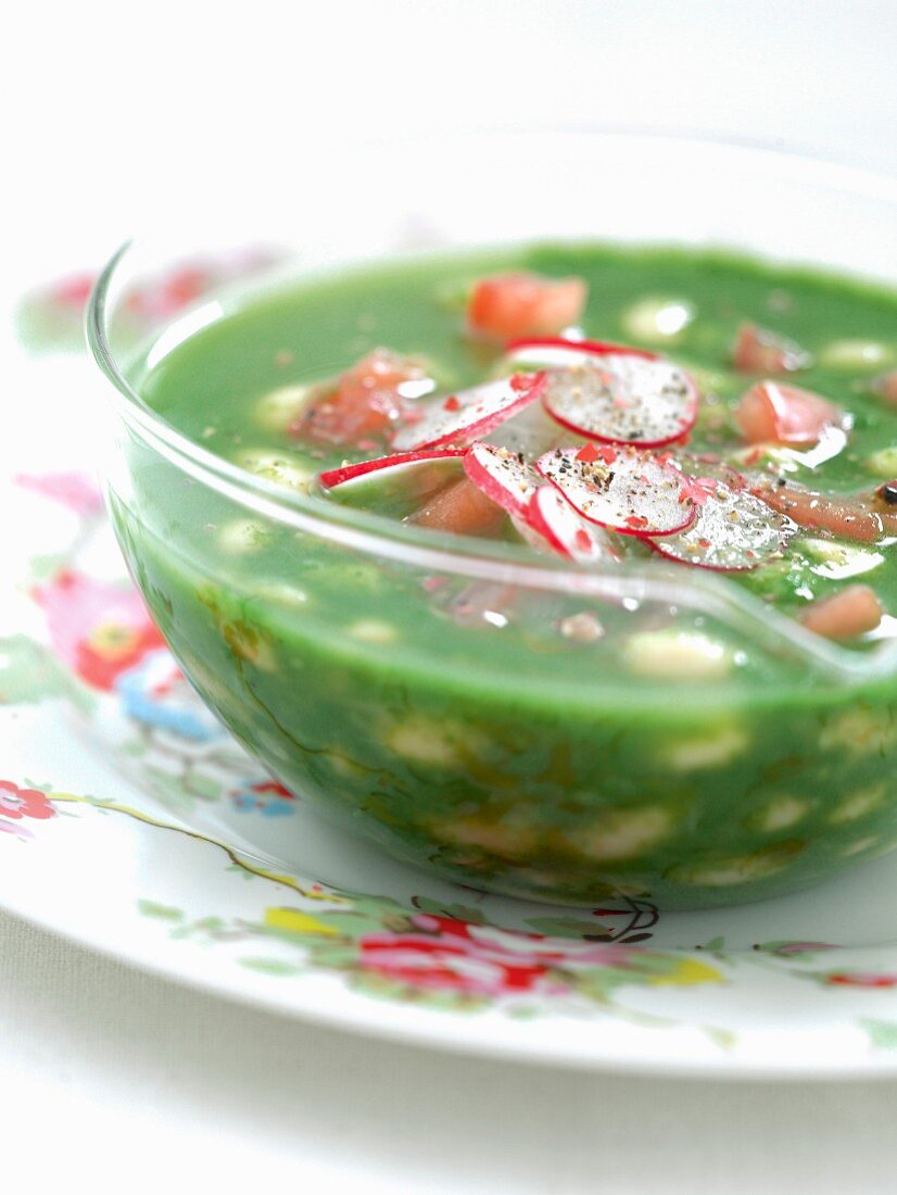 Radish top and green bean soup