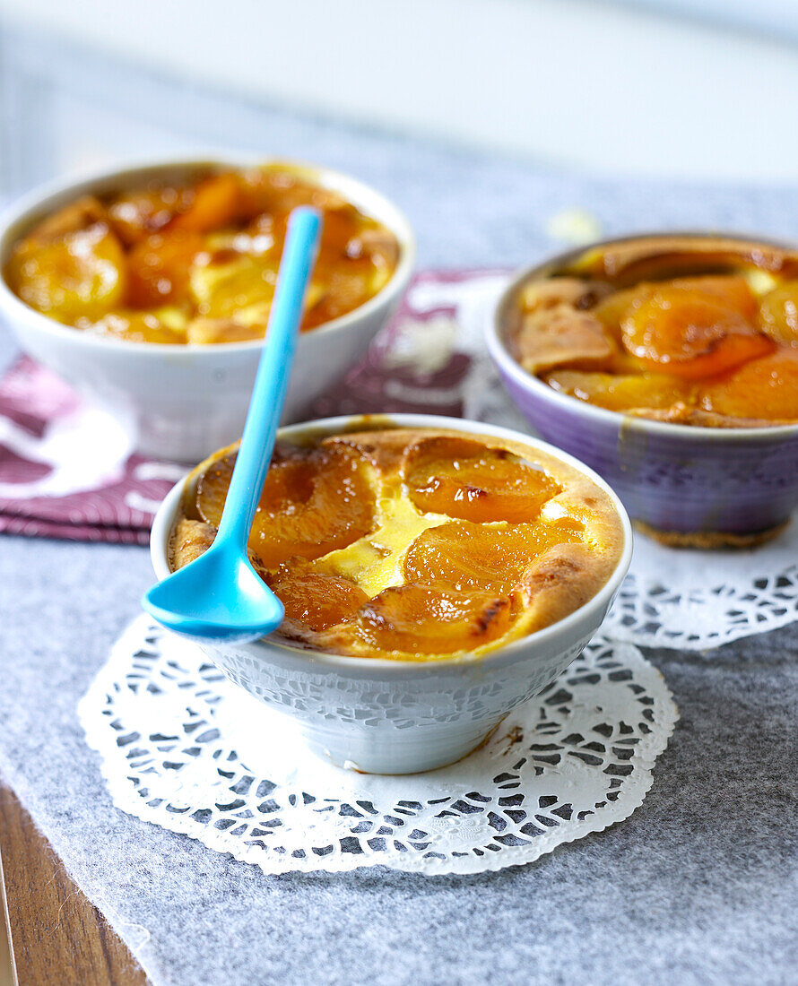 Clafoutis mit Aprikosen in Dessertschälchen