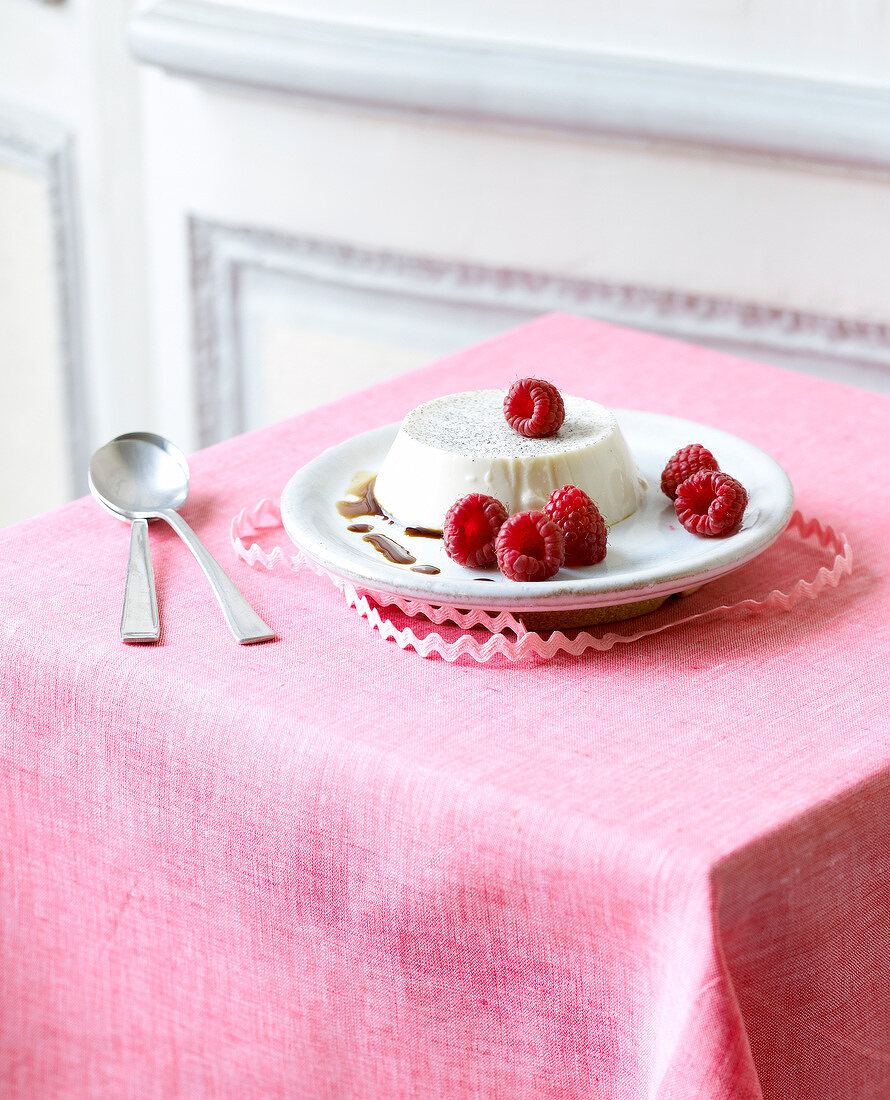 Panna Cotta mit Himbeeren und Sherryessig