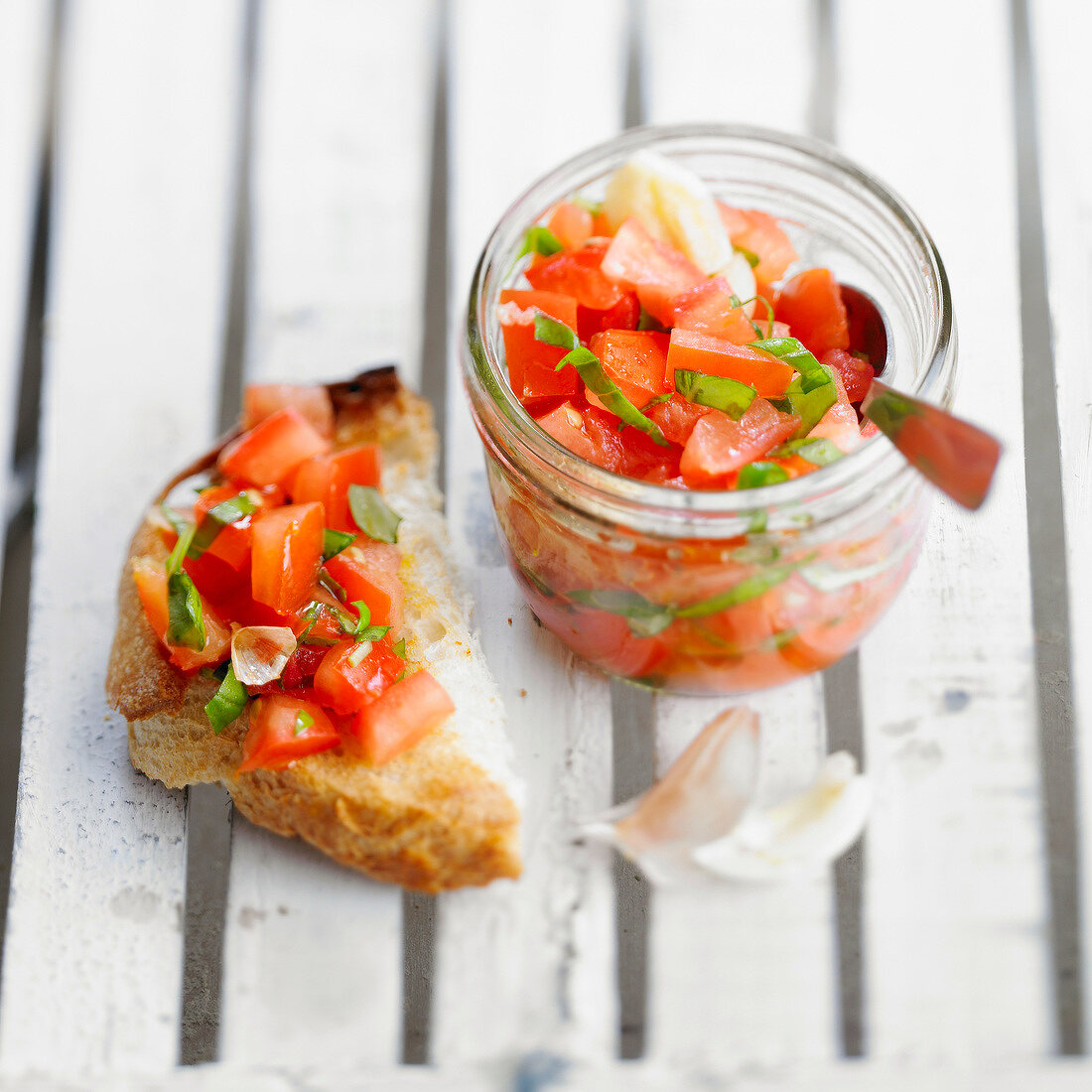 Bruschetta mit Tomaten, Knoblauch, Olivenöl und Basilikum