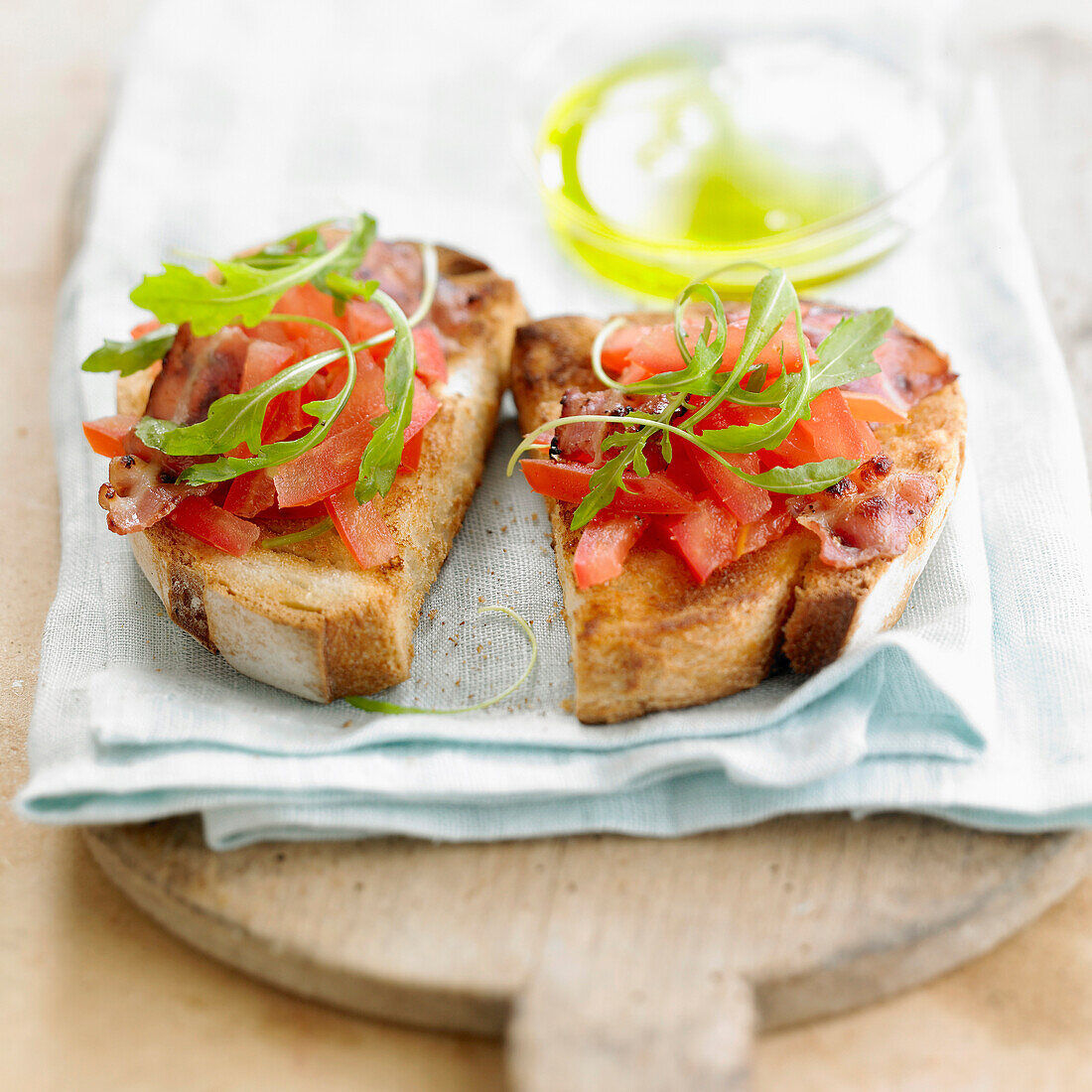 Bruschetta mit geräuchertem Bauchspeck, Tomaten und Rucola