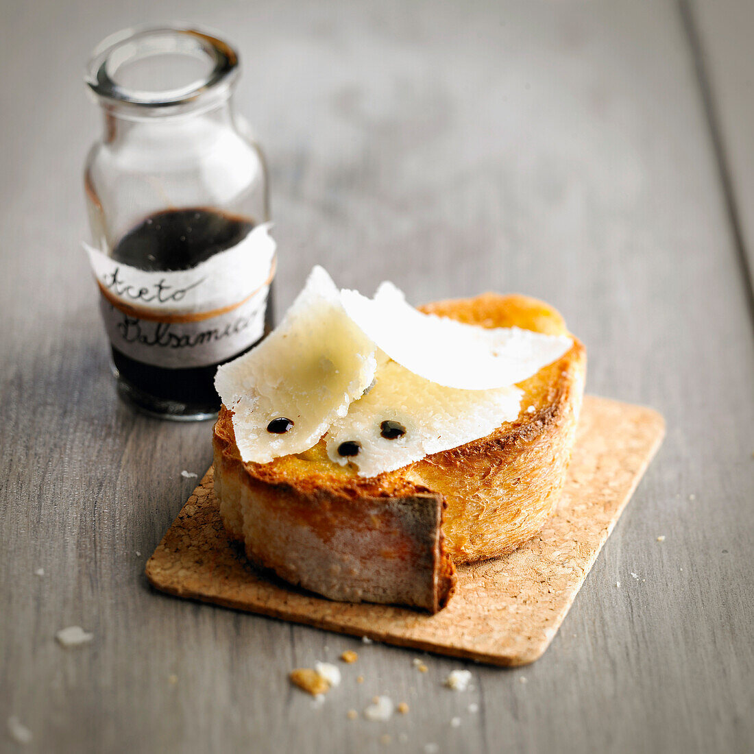 Bruscetta mit Parmesan und Balsamico-Essig