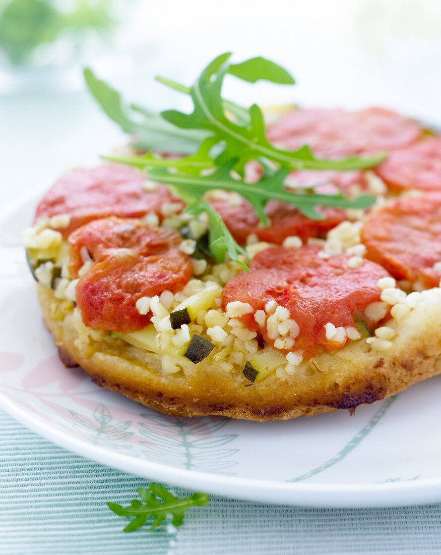 Herzhafte Tarte Tatin mit Tomaten, Zucchini und Bulgur