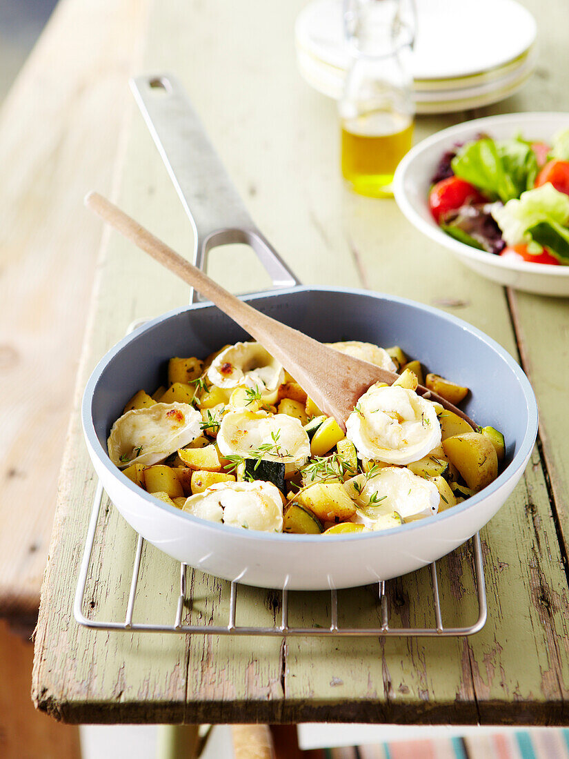 Kartoffeln und Zucchini, gebraten mit Ziegenkäse