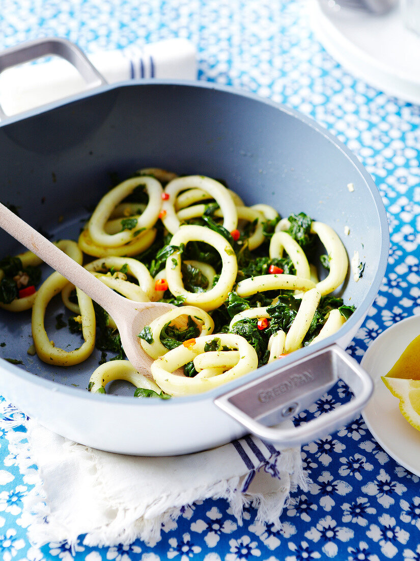 Tintenfischringe mit Spinat und Zitrone im Wok