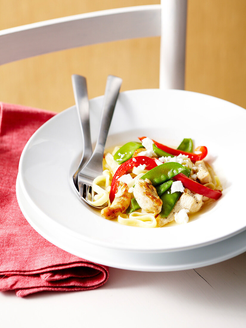 Pasta mit Huhn, Gemüse und Feta