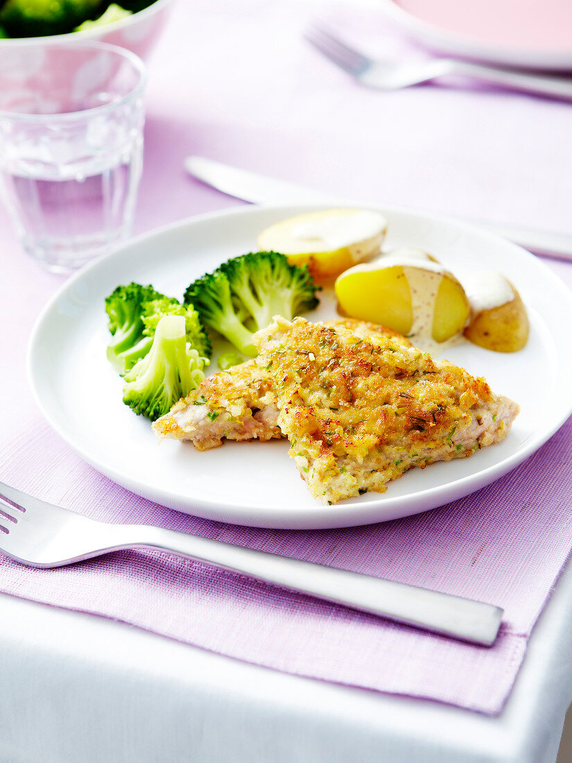 Schnitzel with broccoli and potatoes