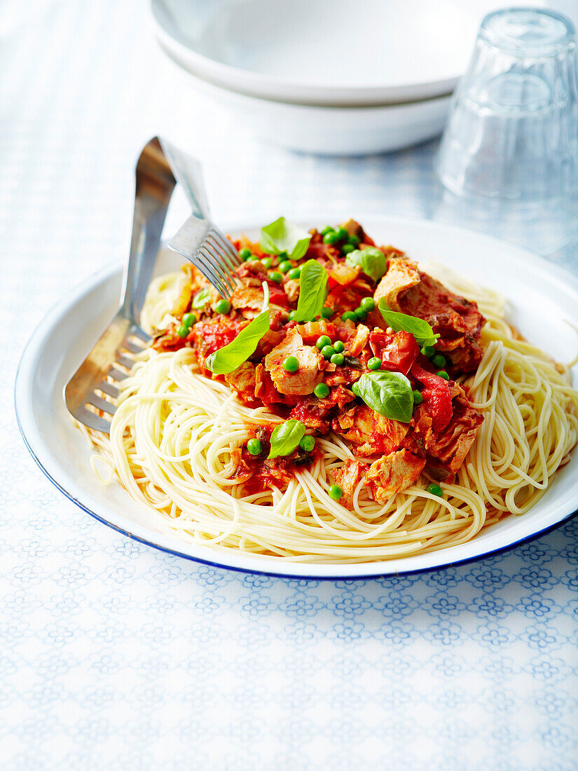 Spaghetti mit Thunfisch, Tomaten und Erbsen