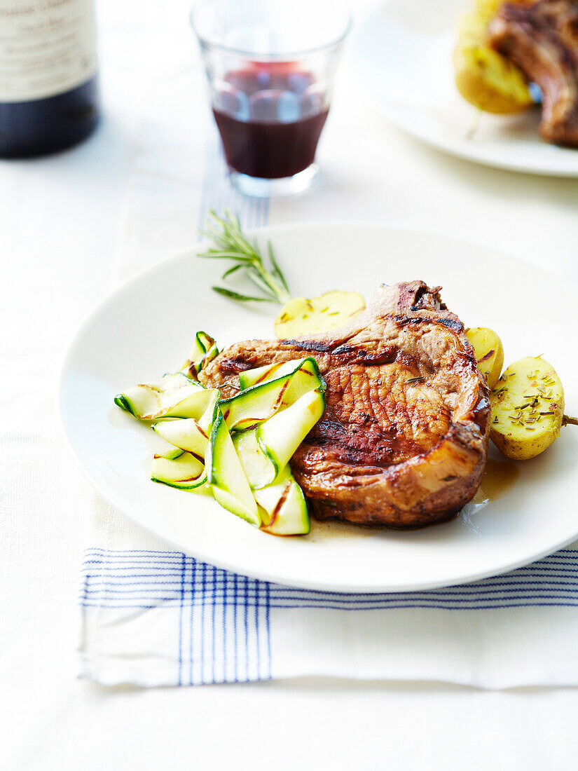 Kotelett mit neuen Kartoffeln und Zucchinisalat