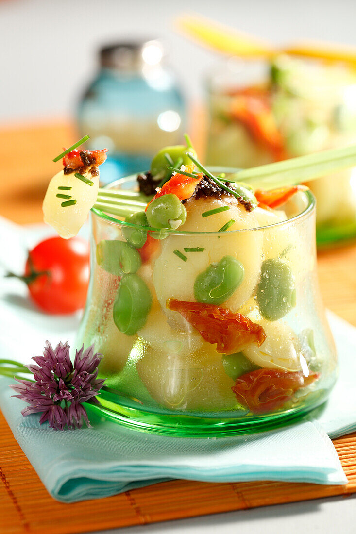 Bouillon-Kartoffelsalat mit Saubohnen und getrockneten Tomaten