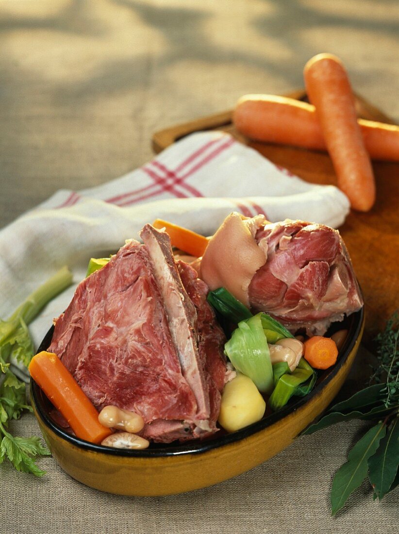 Zutaten für Potée auvergnate (Eintopf mit Schweinefleisch und Gemüse)