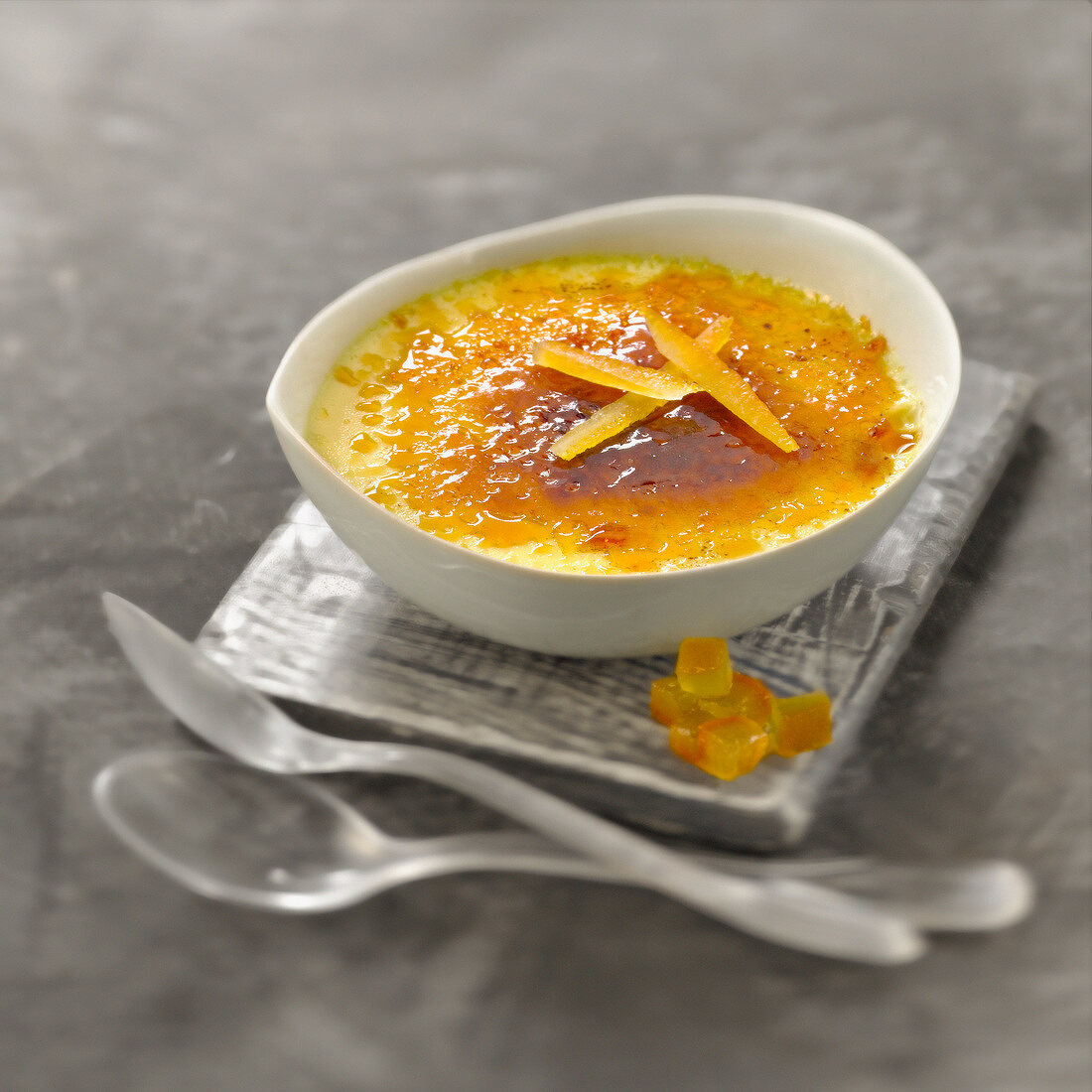 Crème brûlée mit Grand Marnier und kandierten Orangenzesten