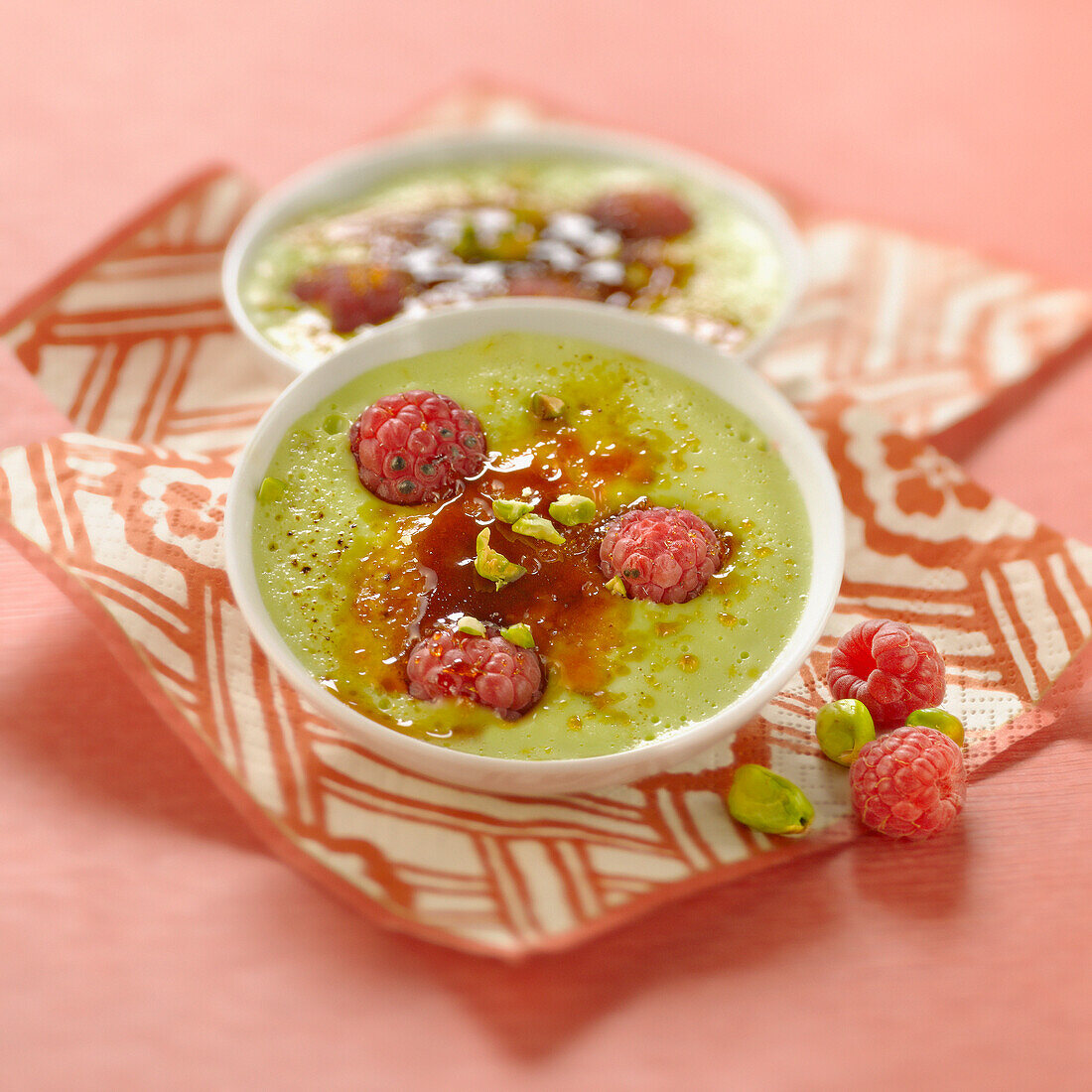 Crème Brulée mit Pistazien und Himbeeren