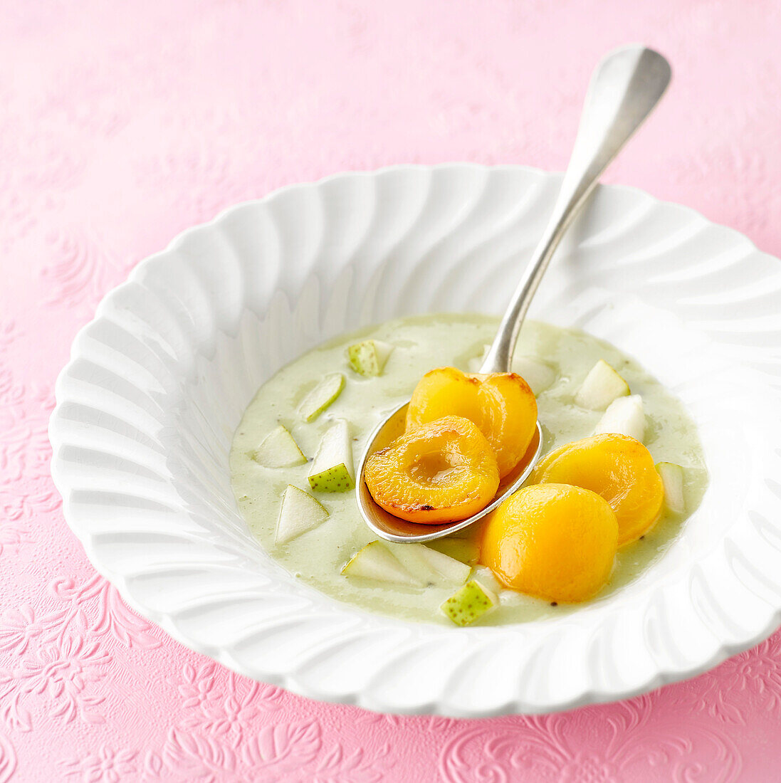Kiwi and pear soup with apricots
