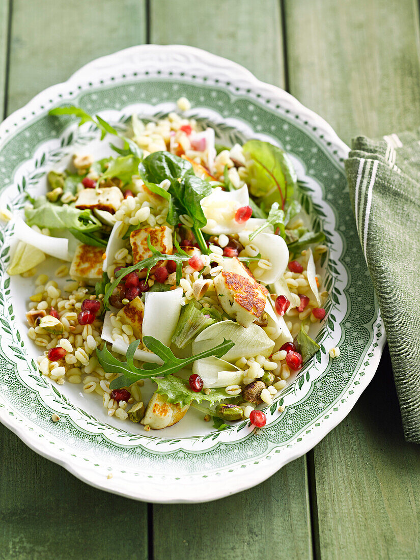 Weizensalat mit gegrilltem Tofu und Granatapfelkernen