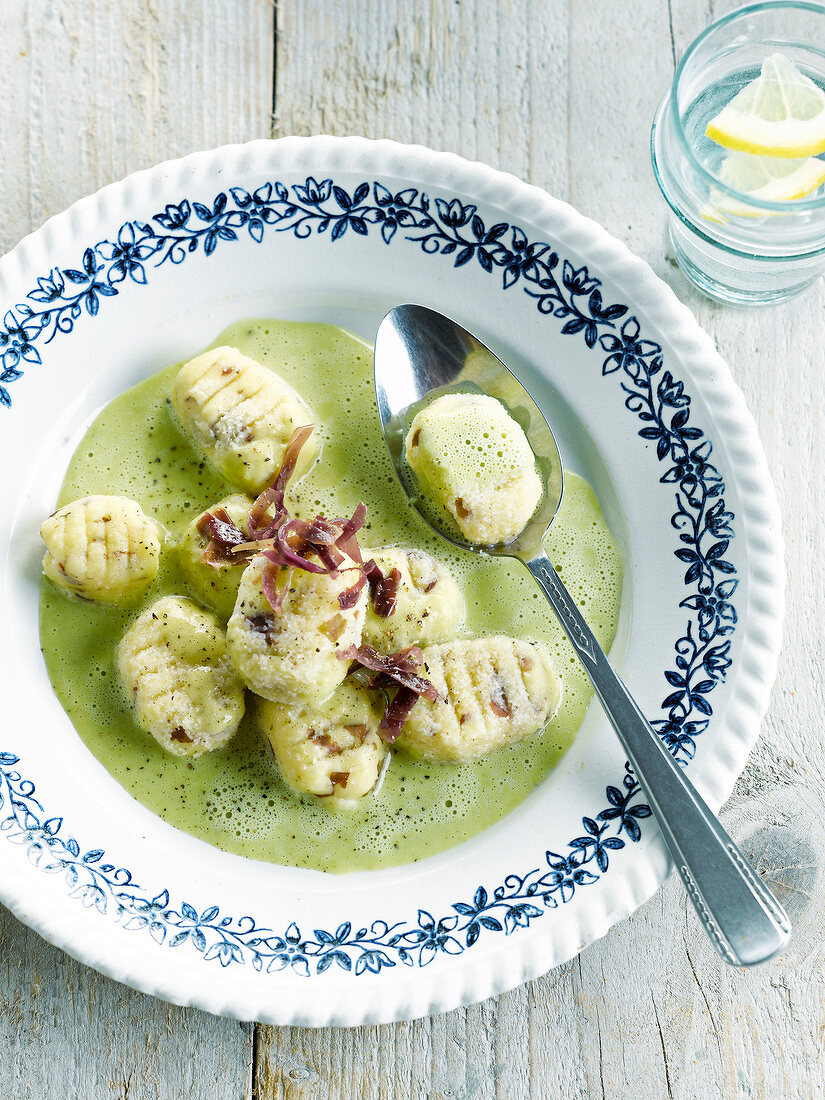 Grüne Gnocchi mit Algen und Bohnensauce