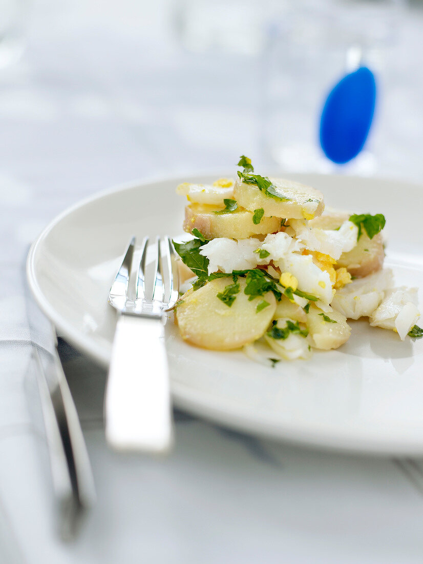 Kartoffel-Stockfisch-Salat mit Petersilie