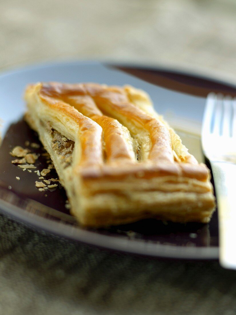 Ein Stück Blätterteig-Tarte mit Trockenfrüchten