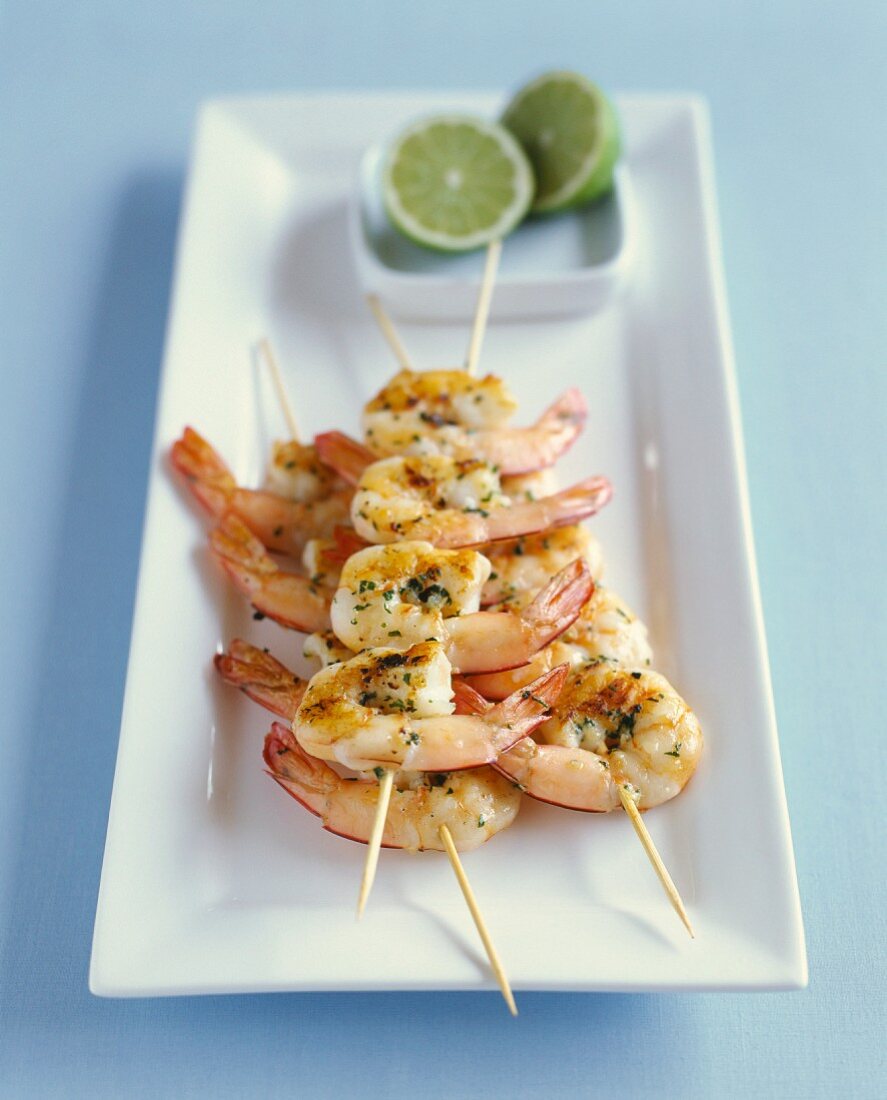 Grilled shrimp brochettes with lime and herbs