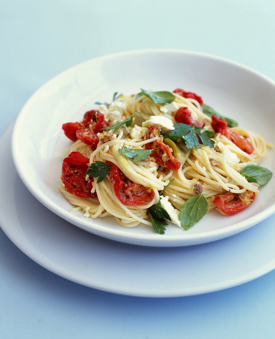 Spaghetti mit Knoblauch-Tomatengemüse, Mozzarella und Basilikum