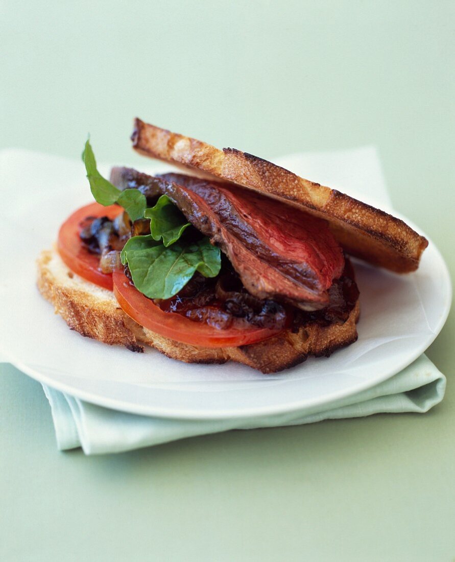 Sandwich mit Rindfleisch, Tomaten und Zwiebel-Rosinen-Chutney