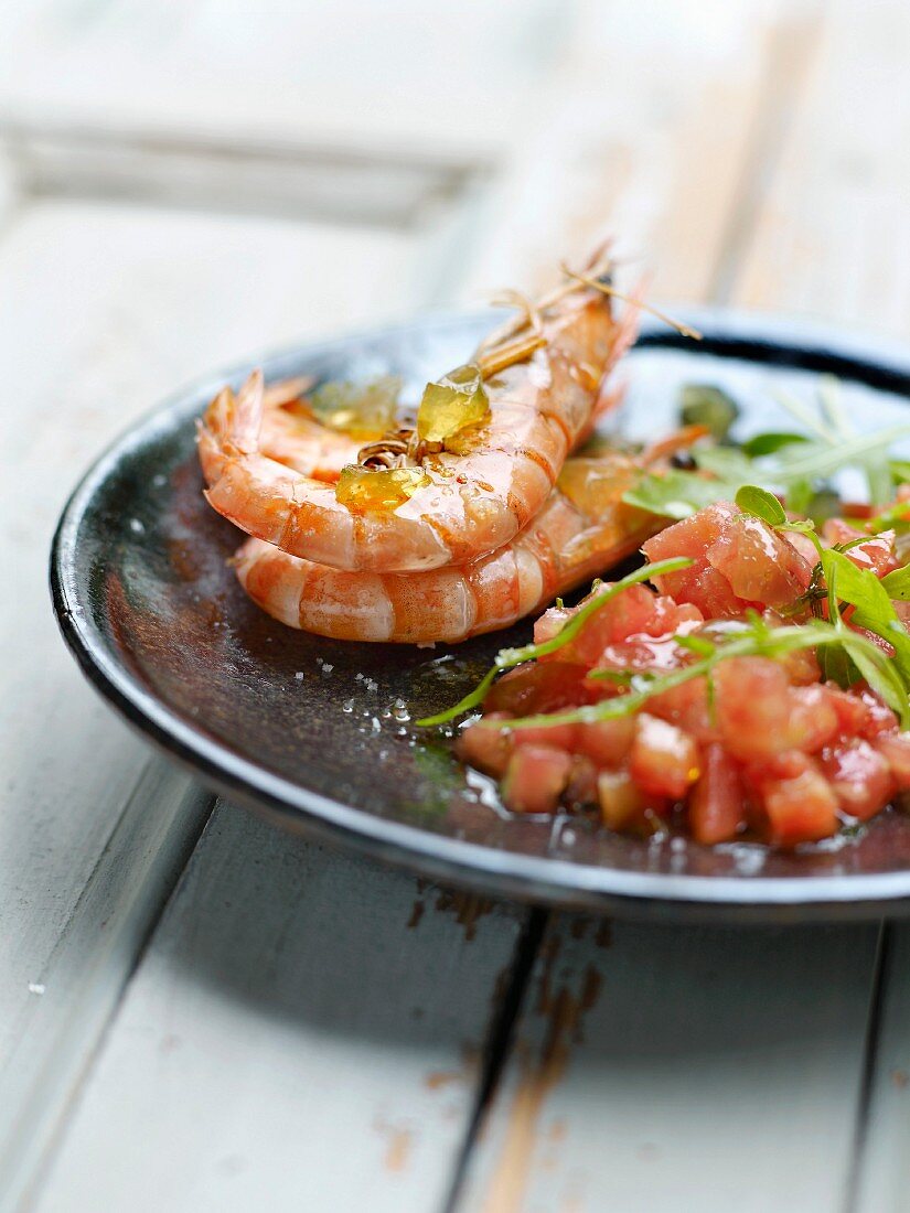 Pan-fried shrimps with fennel jelly, thinly diced tomatoes with basil