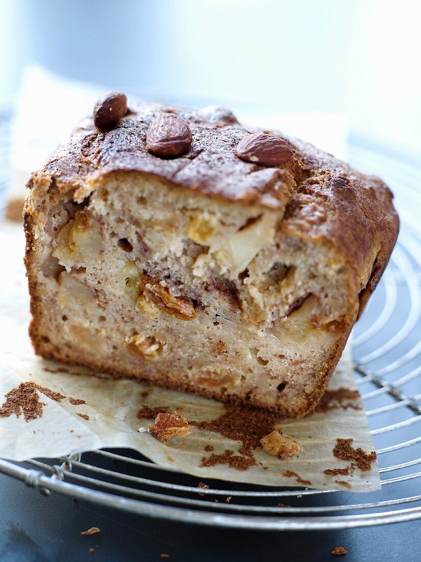 Stück Kastenkuchen mit Äpfeln und Trockenfrüchten