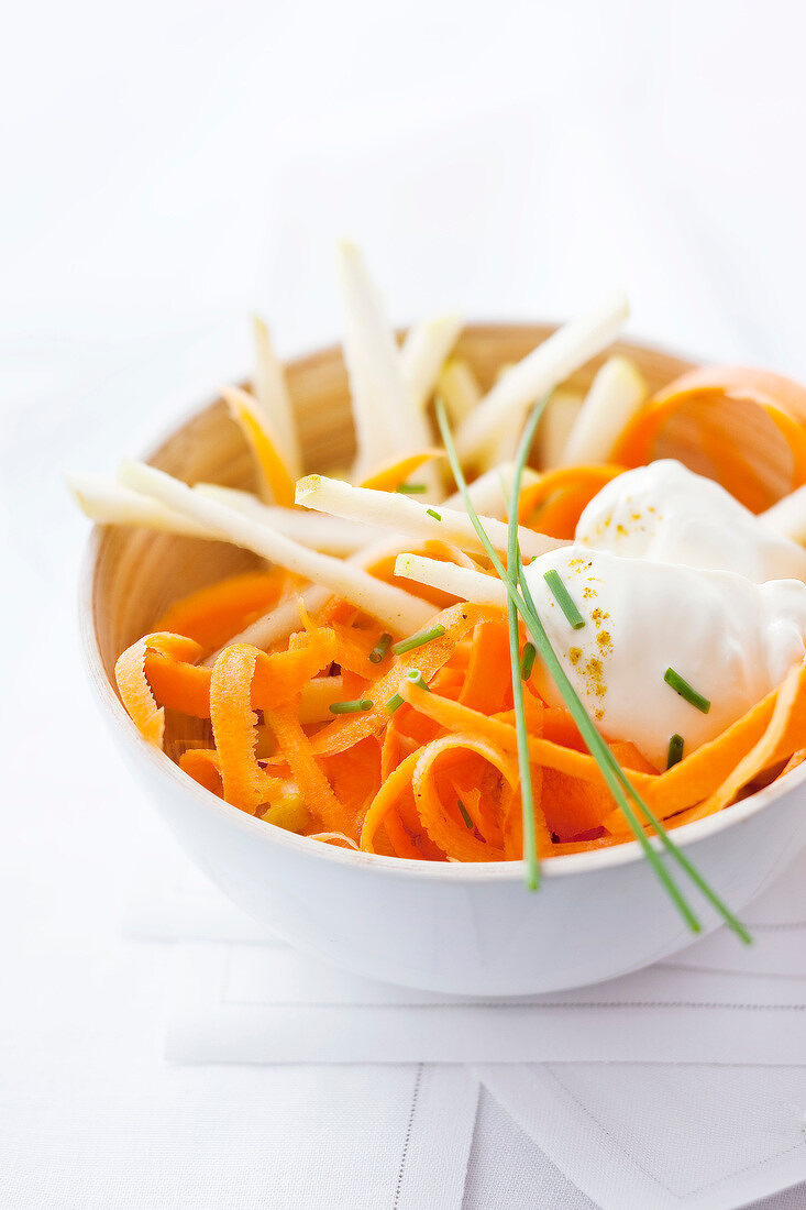Salat mit geraspelten Karotten und Apfelsticks