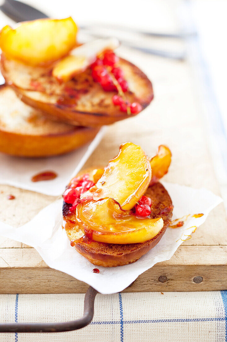 Caramelized apples and redcurrants on toasted brioche