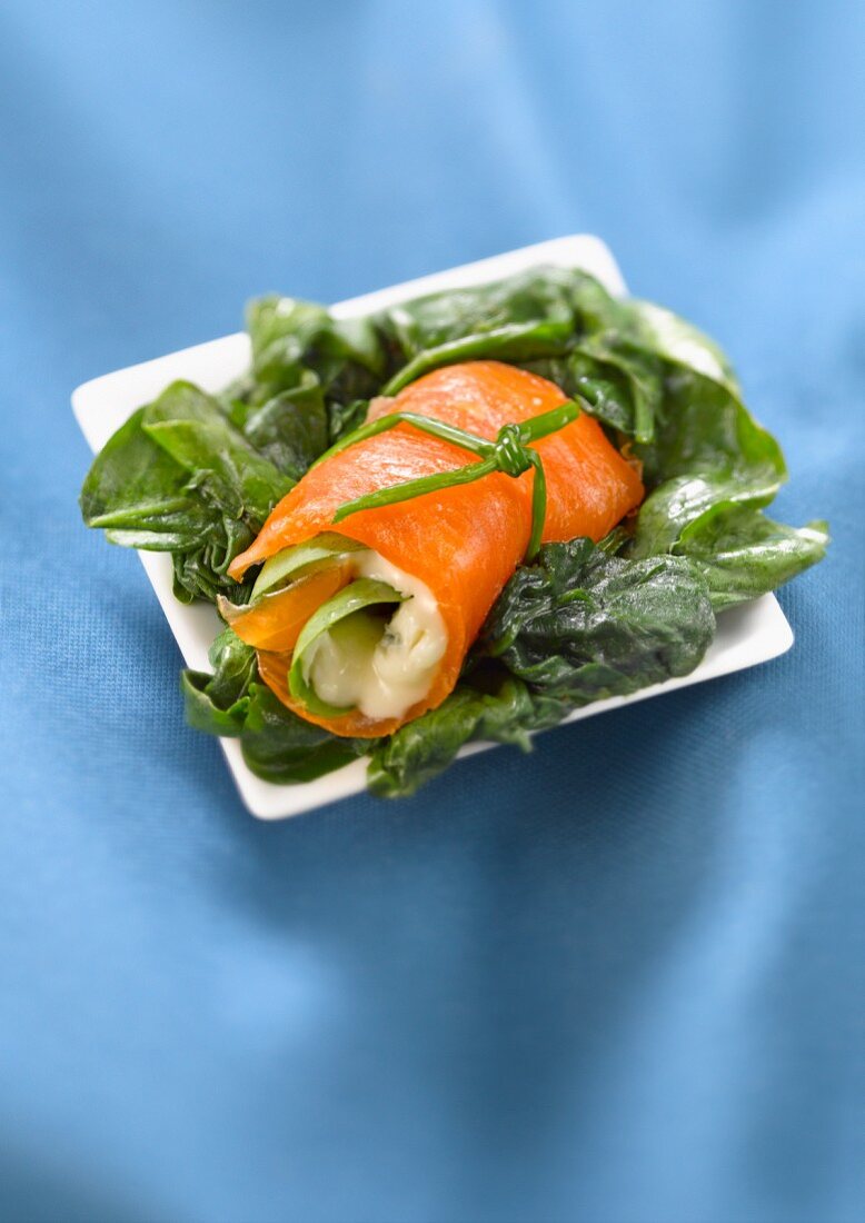 Gorgonzola and spinach smoked salmon roll