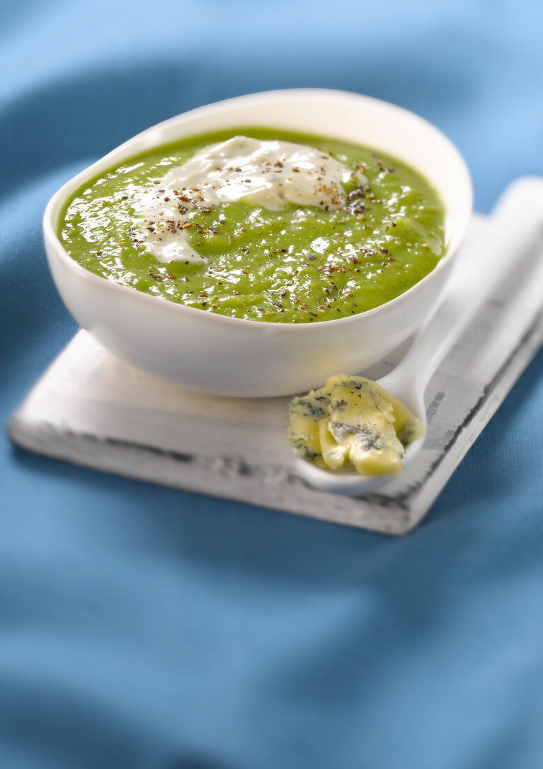 Erbsen-Gazpacho mit Stilton