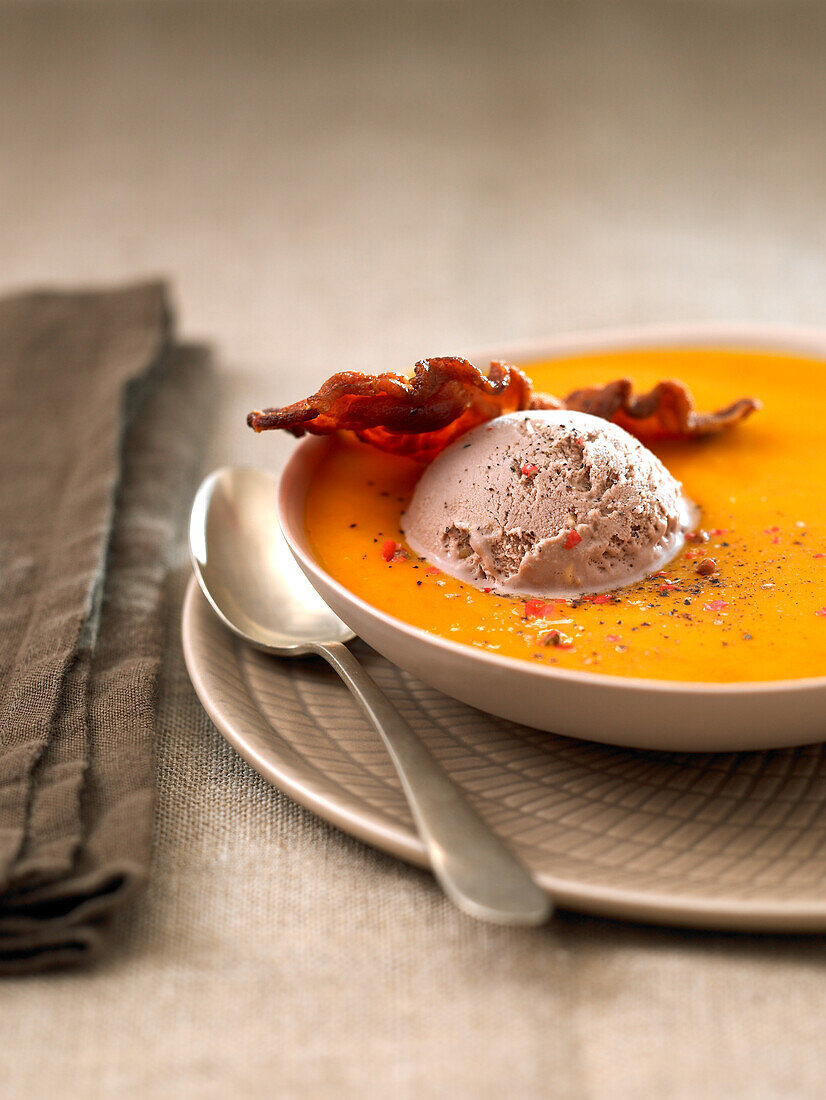 Pumpkin soup with bacon and almond-flavoured ice cream