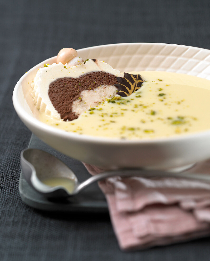 weiße Schokoladensuppe mit Birnen-Schoko-Eiscreme