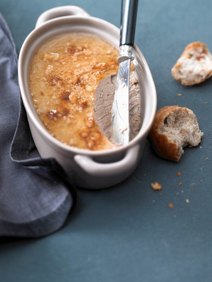 Geflügelleber-Terrine mit Haselnüssen